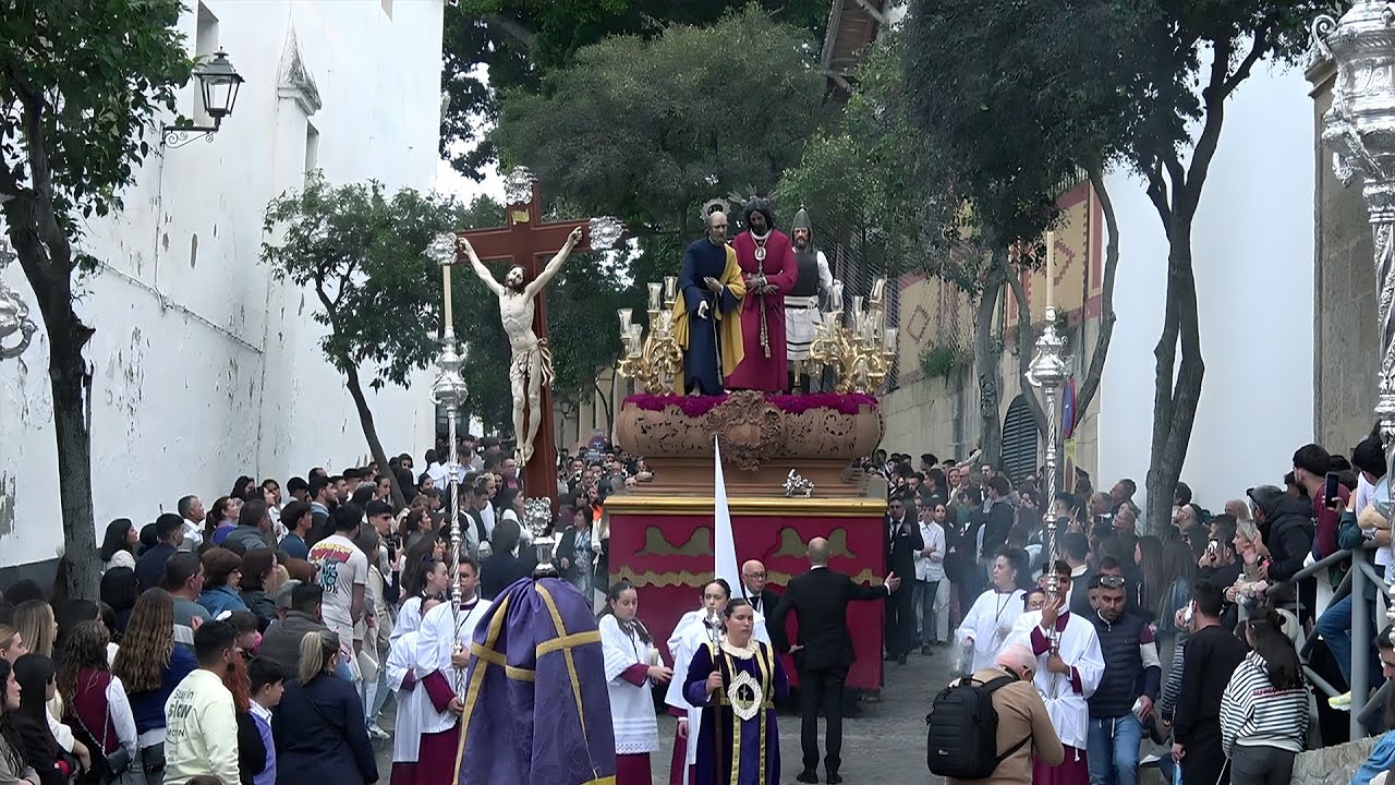 Bajada por Cuesta de Belén de la Hermandad del Pusillus Grex - 2025 - Sanlúcar de Barrameda