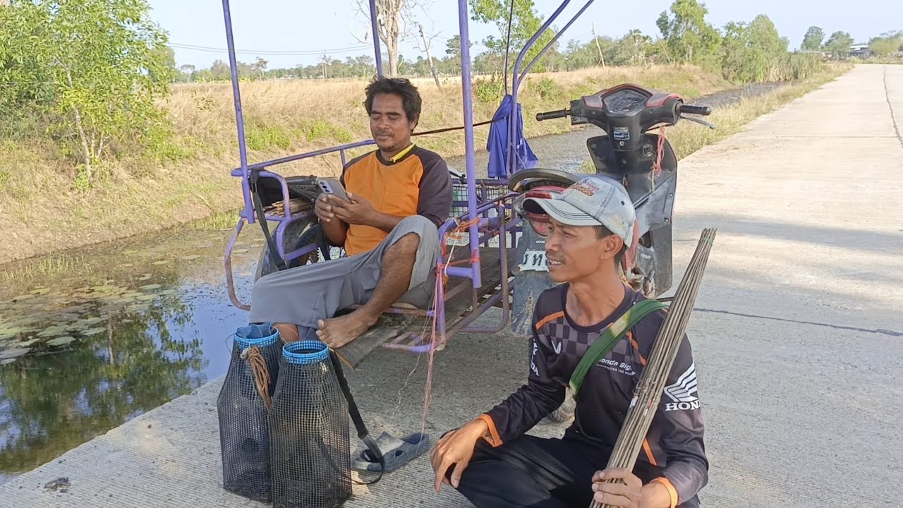 เหลือเชื่อ เปิดหมายใหม่ อีกฝั่งได้ปลาอีกฝั่งได้งู ใส่เบ็ดเหยื่อเขียดตามคลองหน้าแล้ง