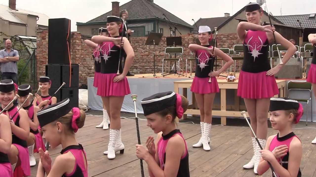 Mažoretky Týnky vystoupení 1.máj v Týništi nad Orlicí
