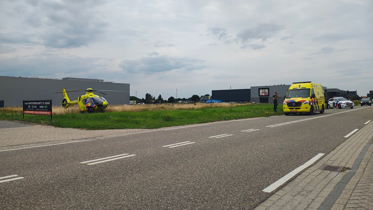 Traumahelikopter land in Beugen door een onwelwording en draait voor ons naar ons toe