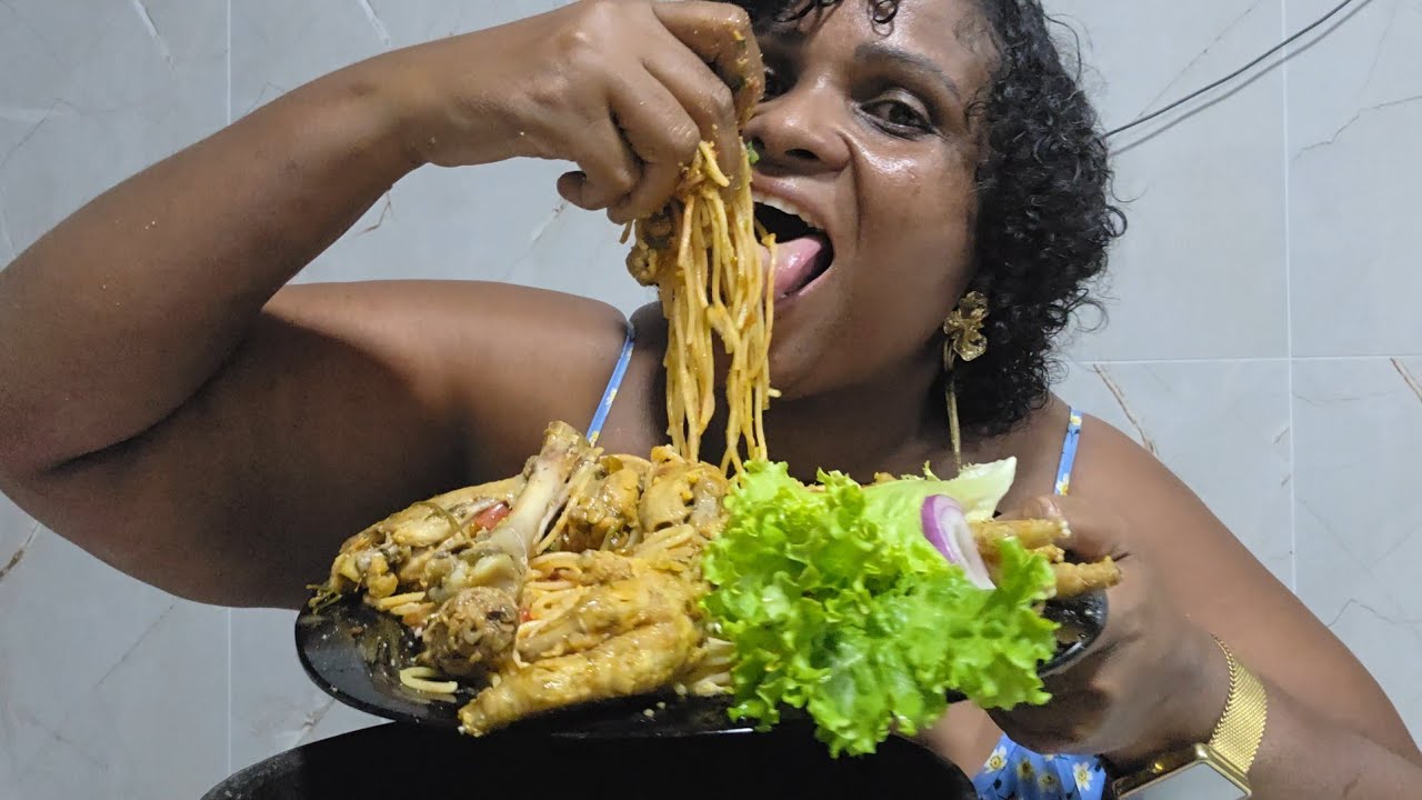 ALMOÇO DE HOJE|GALINHA GUISADO MACARRÃO FEIJÃO SALADA E MOLHO LAMBAO 🤤TUDO muito gostoso 😋 