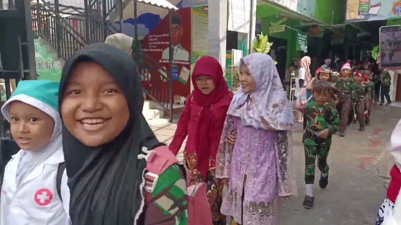 Pawai Hari Pahlawan 2024 SDN Bulak Rukem 1 ada foto Pahlawan Pendidikan dan Bung Tomo