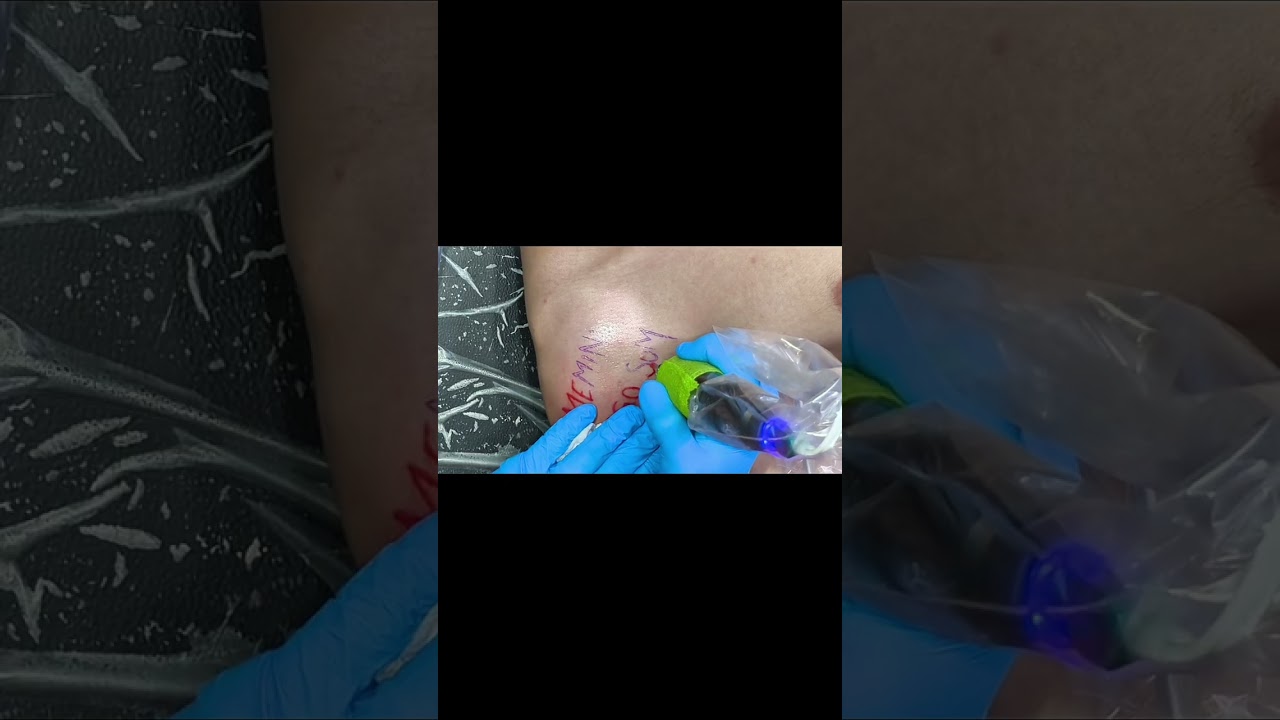 tatuagem de escrita no ombro na cor vermelha