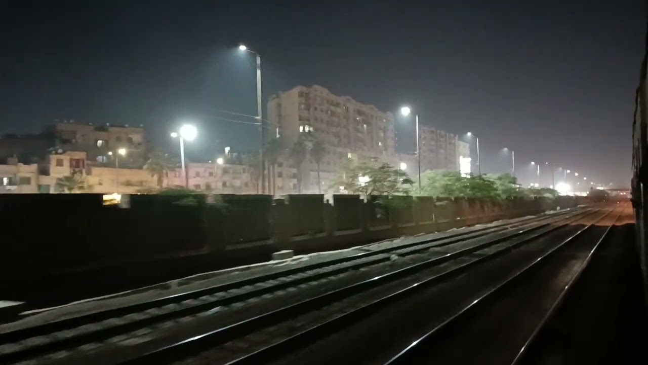  شاهد قطار بعربة واحدة فقط وشوف سرعة قطار الشرق و جنون السائق 