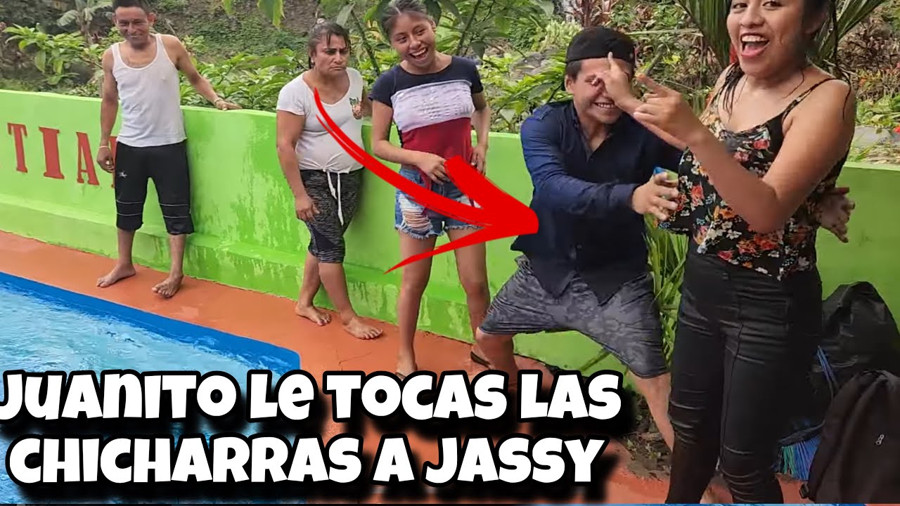 Juanito le agarra las chicharras a jassy enfrente de Malena