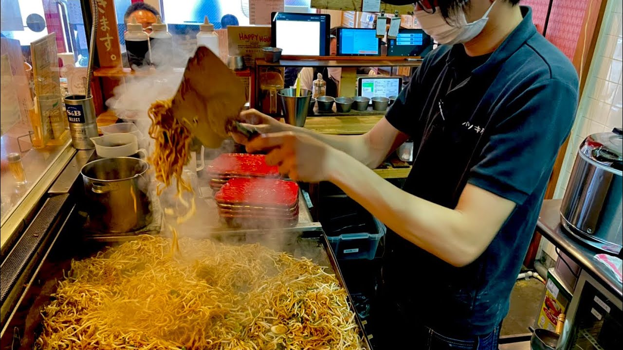 Этот владелец магазина Yakisoba продает тонны якитсобы каждый день благодаря своему упорному труду