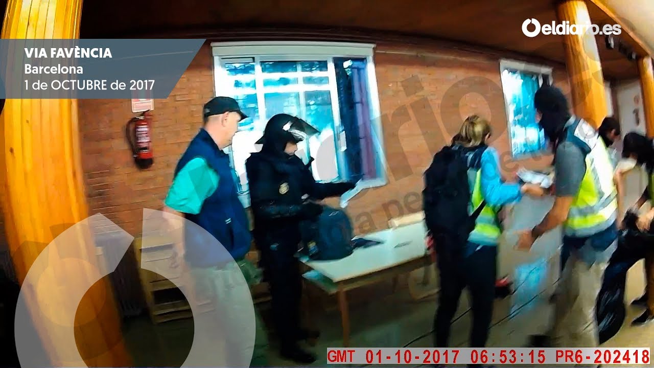 Así requisó la policía las urnas en el colegio Via Favència durante el 1-O
