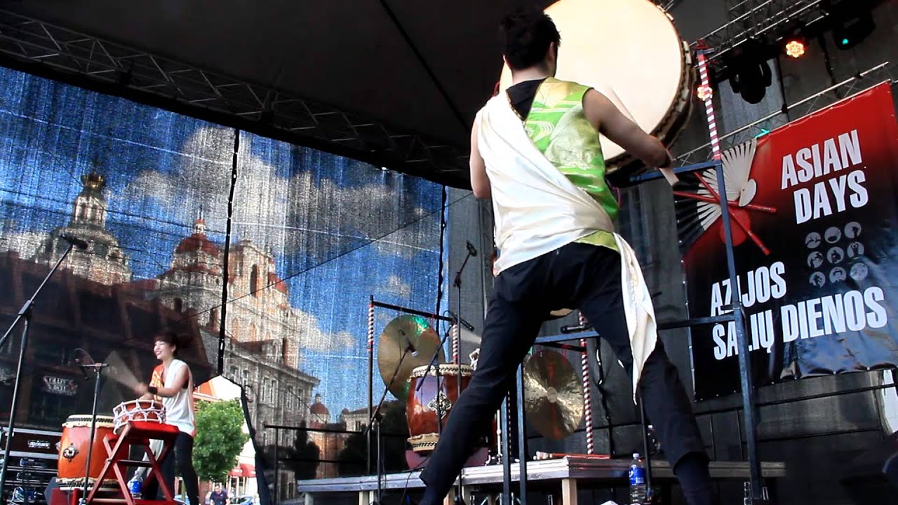 Taiko būgnai: Joji Hirota, Keisuke Moriya ir Haruna Komatsu
