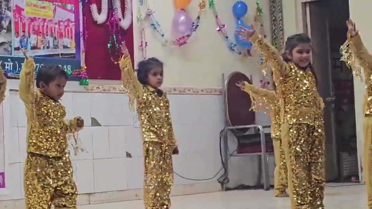 Aayan apne life ki pahli  live program me dance karte huye 