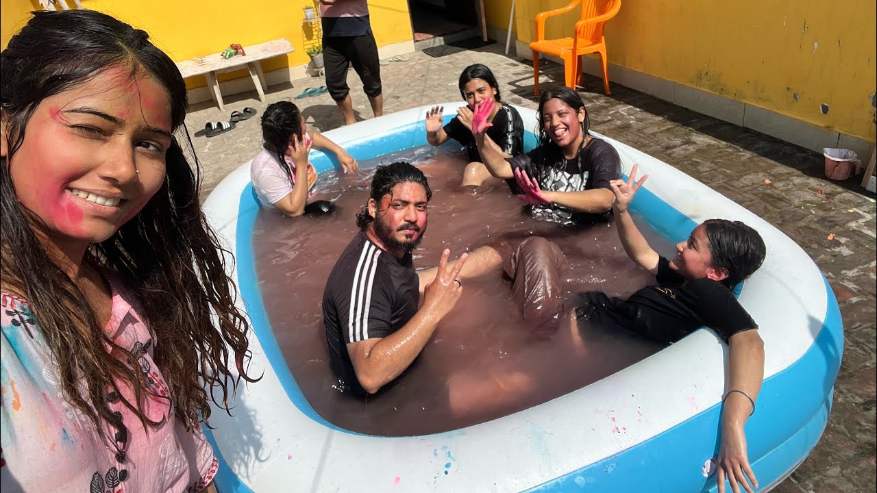 Pool me manayi Holi..🩷💛💙 Mai aur Manish 3 jagah holi manaane gaye😁😎🌼🌷Karaoke and fun🎤🕺🏻