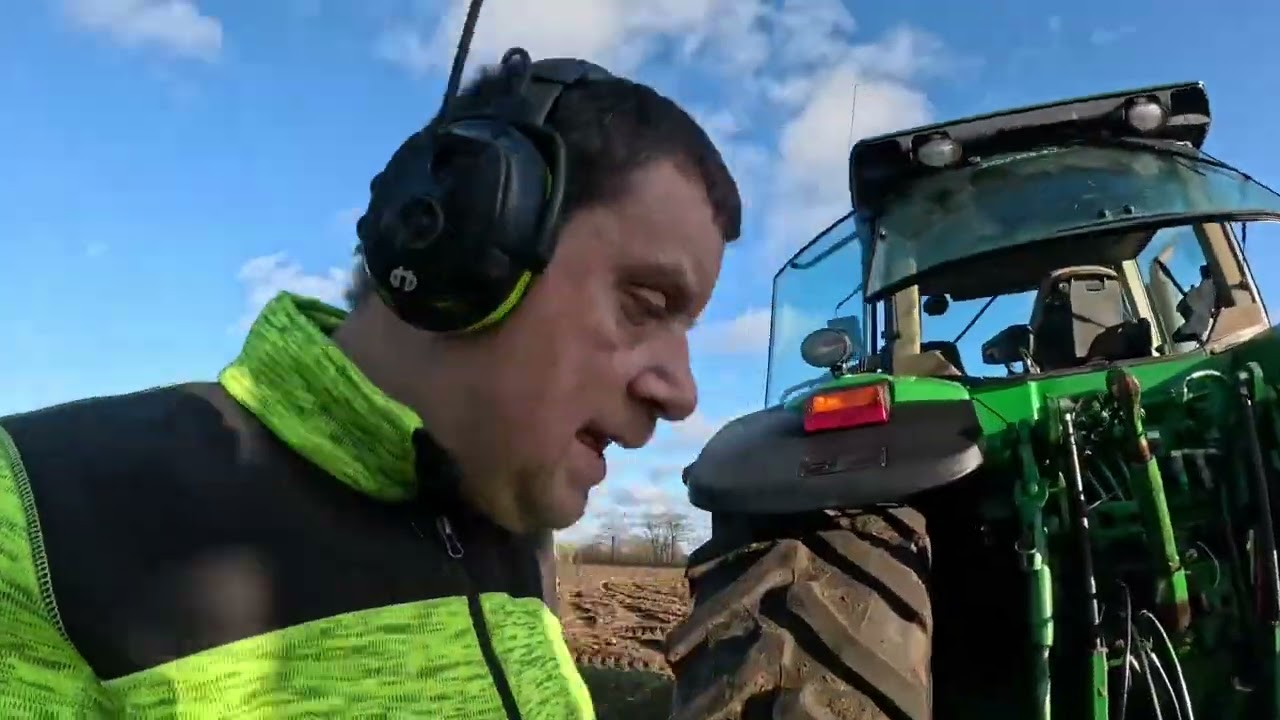 Tvättar byter hydraulslang och harvar