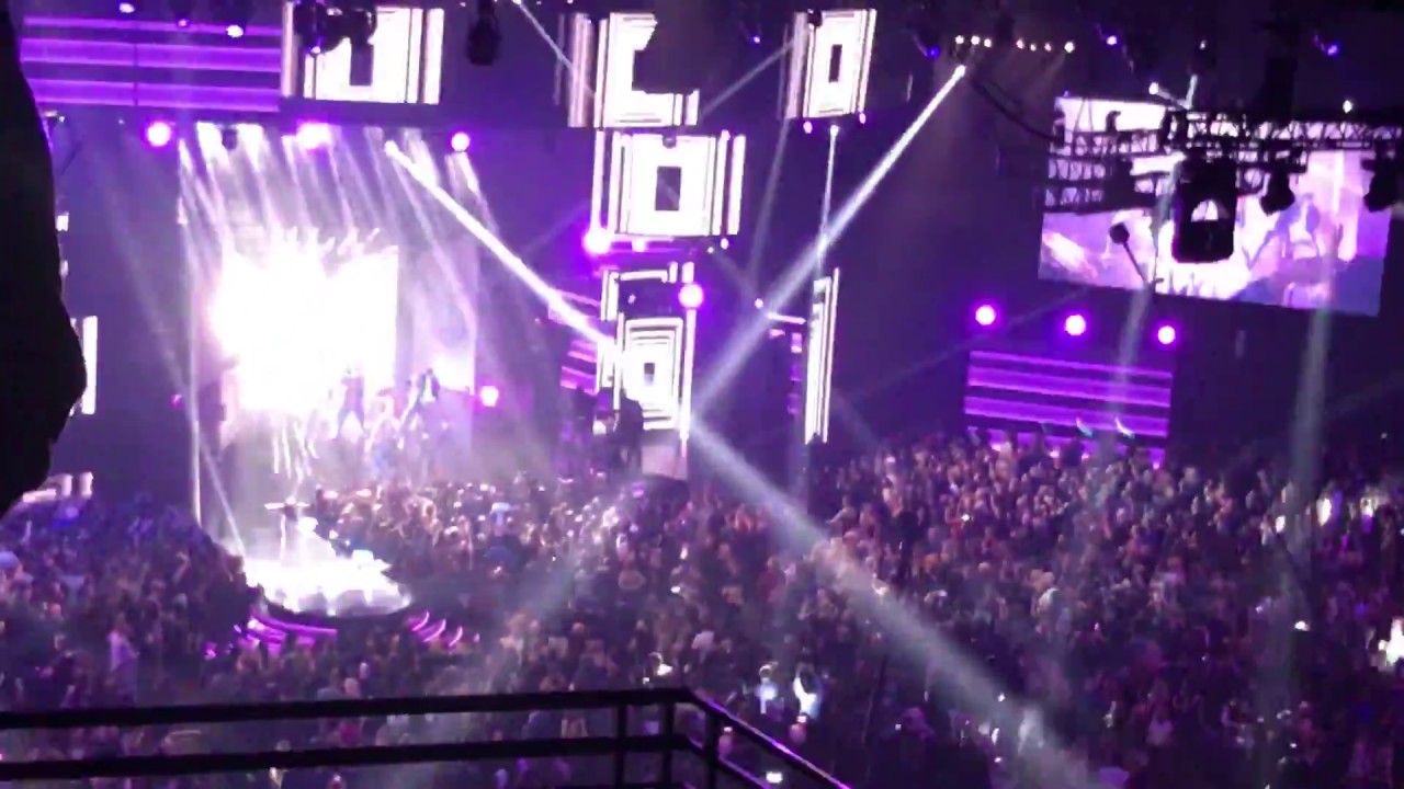 [Fangirl Fancam] BTS - DNA @ AMAs ...Them fanchants!