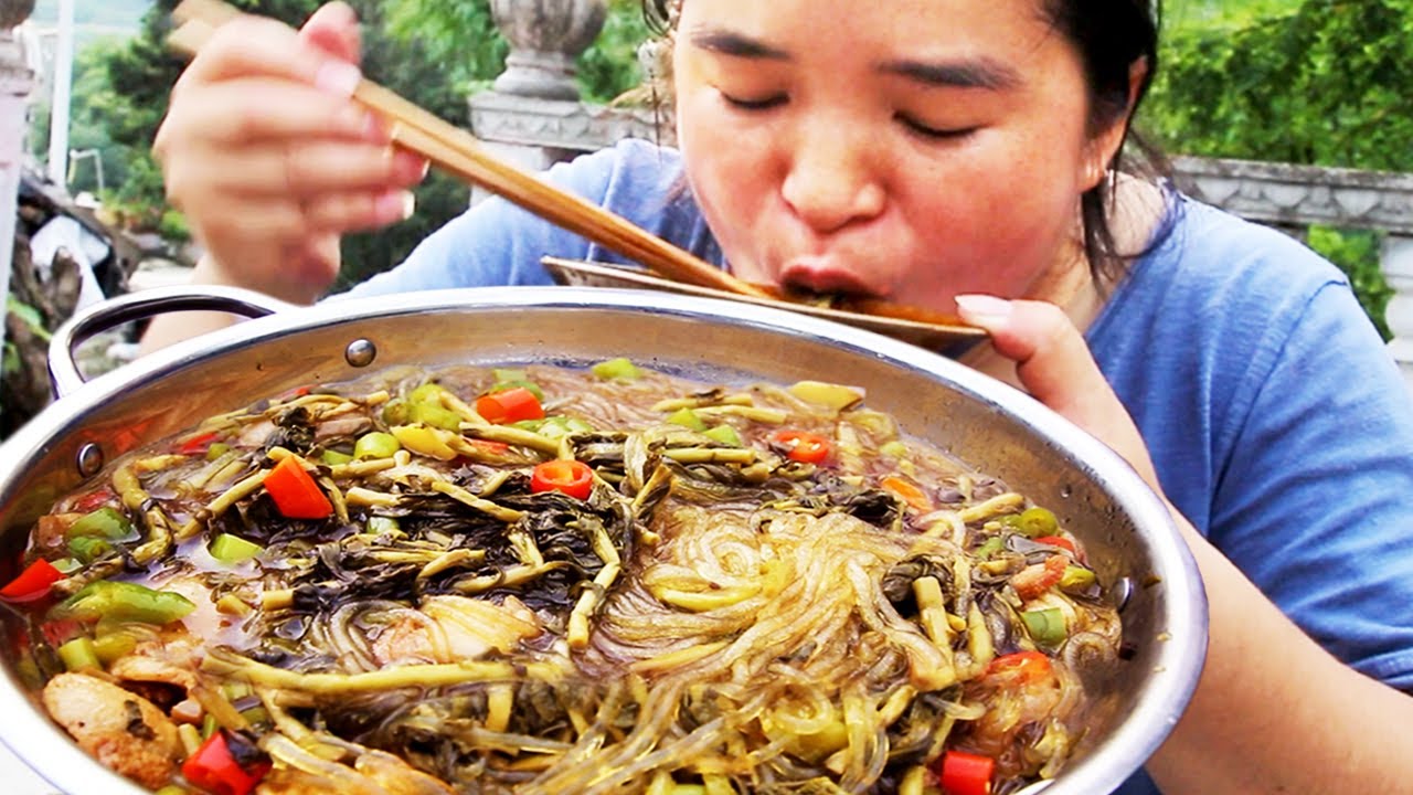 Квашеная капуста от моего двоюродного брата тушится в горшочке со свиной вермишелью.