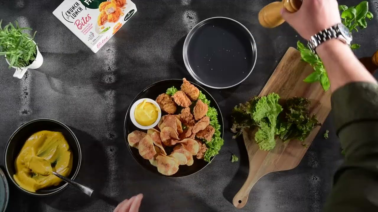 Golden Bites & Delights: Bites piept de pui întreg rumenite, cu sos cheddar cremos & chipsuri aurii