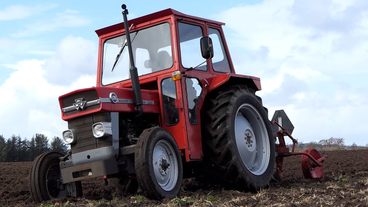 Massey Ferguson 135 on duty ploughing w/ 2-Furrow Fraugde plough | DK Agriculture