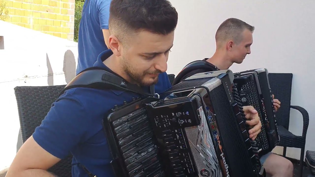 Haris Kaltak isprobava elektronsku harmoniku