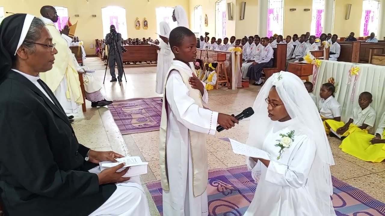 #Tazama umahiri wa lugha ya kiingereza Wakati wa Misa takatifu ya kufunga nadhiri za kwanza masista.