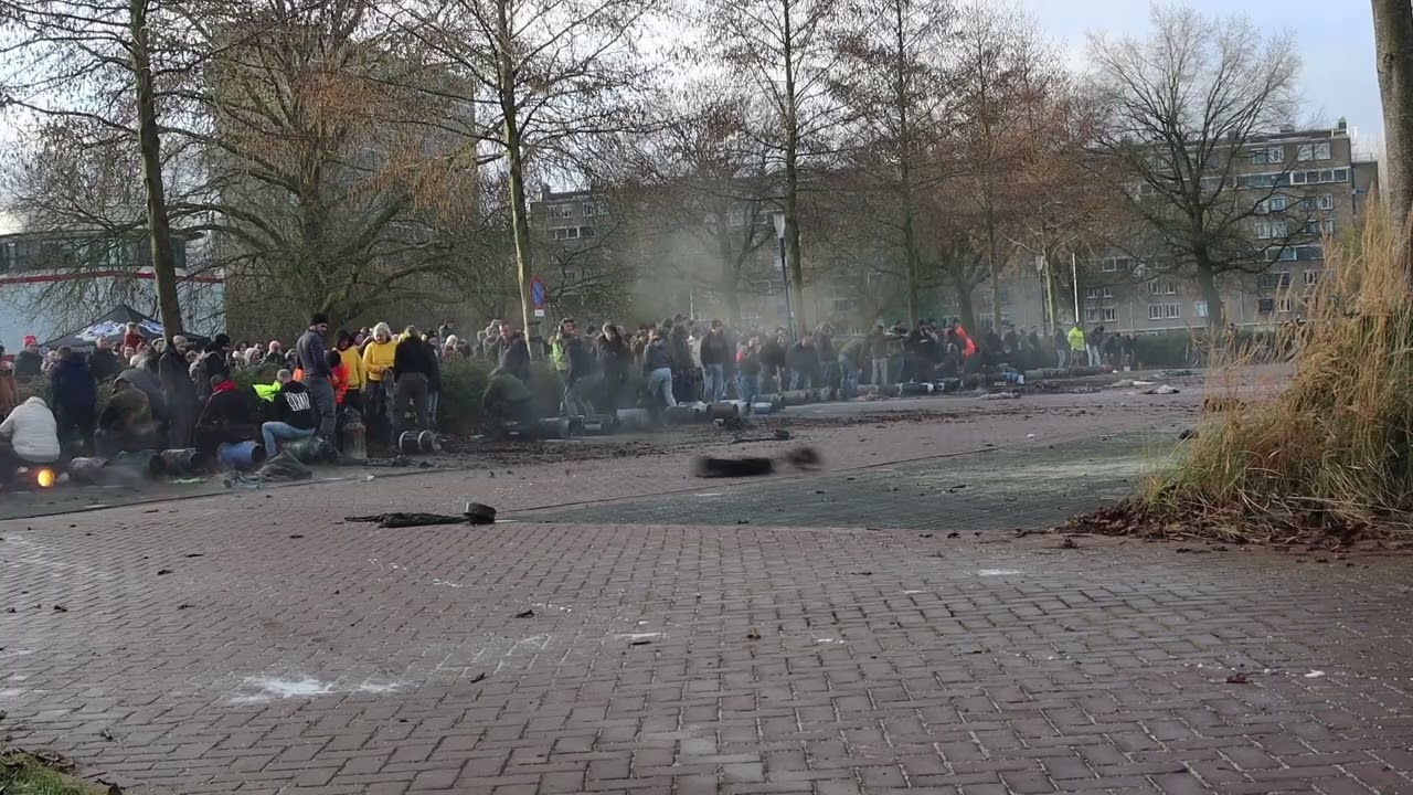 Meer dan honderd schutters openen jaarwisseling met salvo op Berghuisplein