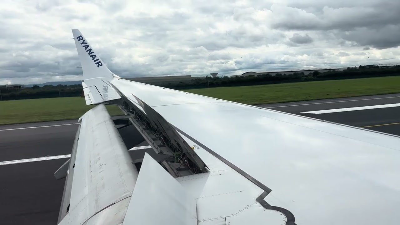 Ryanair 737 MAX 8-200 Landing at Dublin 