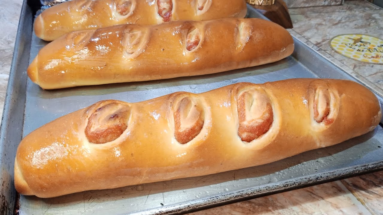 Pan de guayaba, pan con mermelada de guayaba.