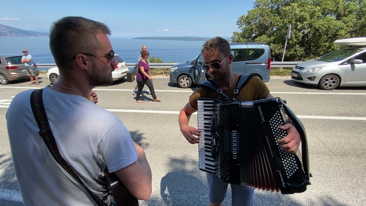 Stjepan & Kristijan - svirka i čekanje trajekta na otoku Cresu