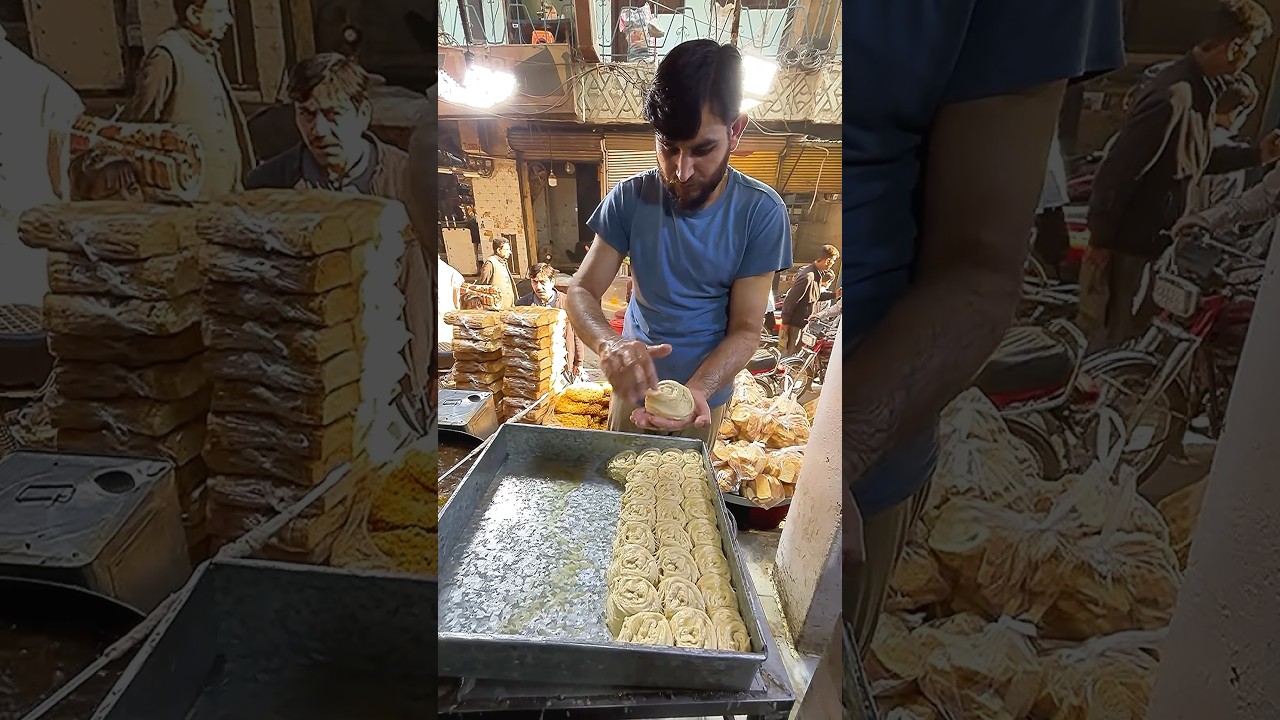 Most Viral Special Crunchy Pheni at Street of Peshawar 😱 Pakistani Street Food Magic