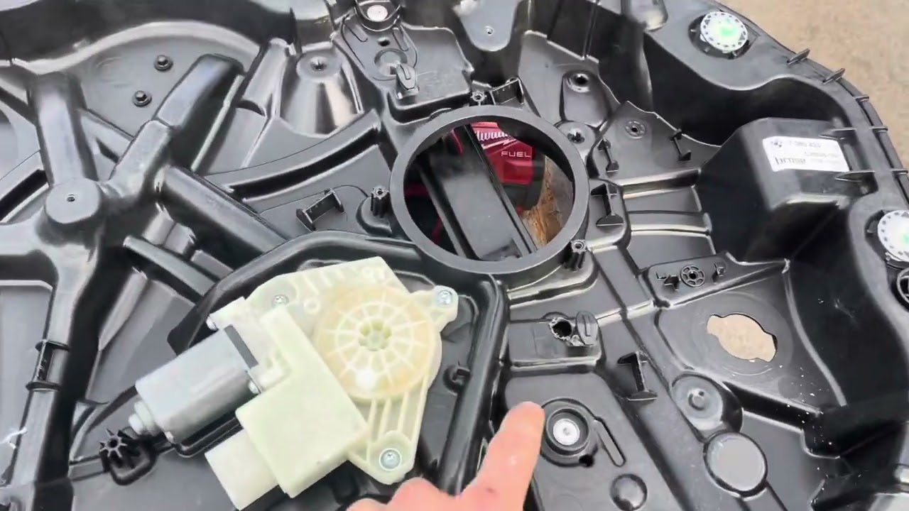 Bmw G30 5-series inner door panel/window regulator removal
