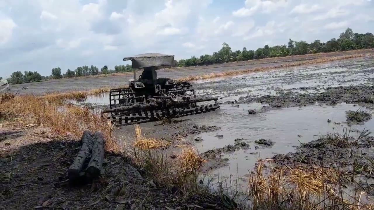 Máy cày kubota L2602 _trục đất _ ủi đất _  máy cắt bị lún #Roney  Tý YouTube
