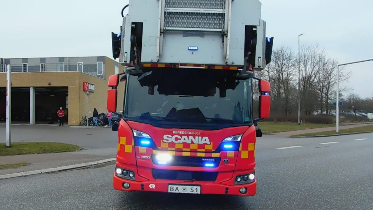 2X BEREDSKAB ØST [ST.BA] [ABA] Brandbil i udrykning/Feuerwehr auf einstazfarth/Fire truck responding
