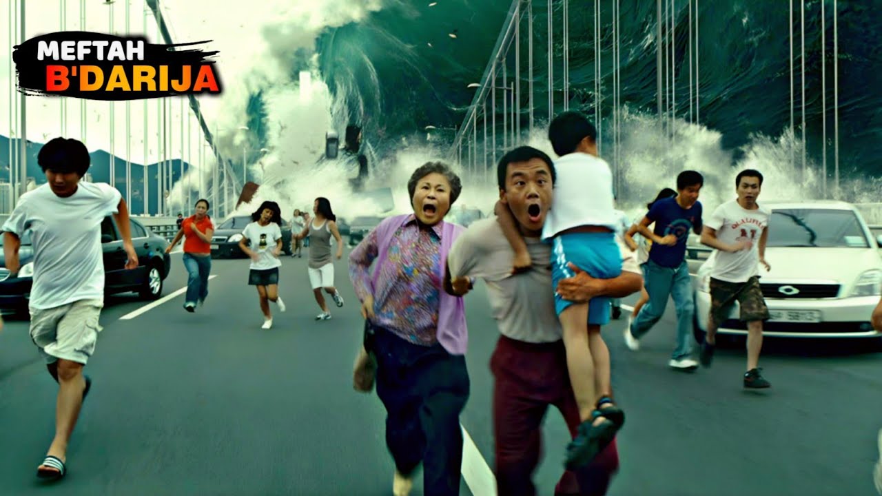 نهاية العالم تسونامي يضرب مدينة ويغرقها😱 وباقوا مئات الناس عالقين وسط الأمواج العملاقة| ملخص فيلم