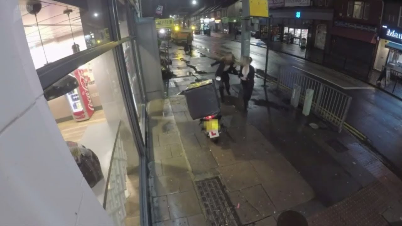 Deux filles ivres volent la pizza du livreur de pizza