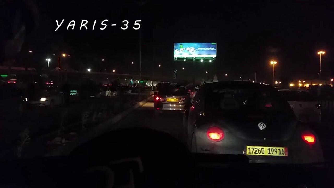 Conduite de nuit sur l'autoroute d'Alger