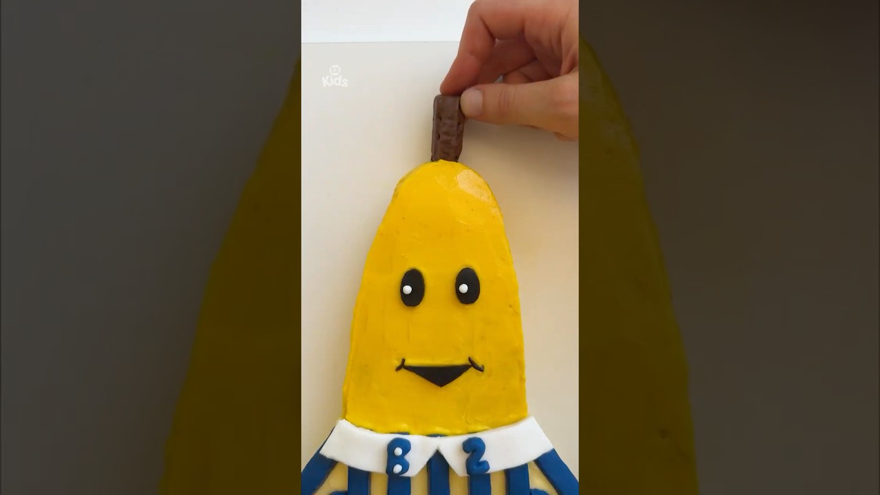 It's a Bananas in Pyjamas cake!!! 🍰💛
