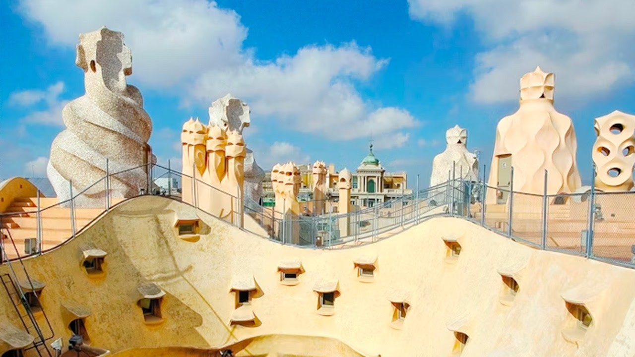 Barcelone dans tous ses &eacute;tats : tr&eacute;sors de Gaud&iacute; , f&ecirc;tes enflamm&eacute;es et traditions- Documentaire GD