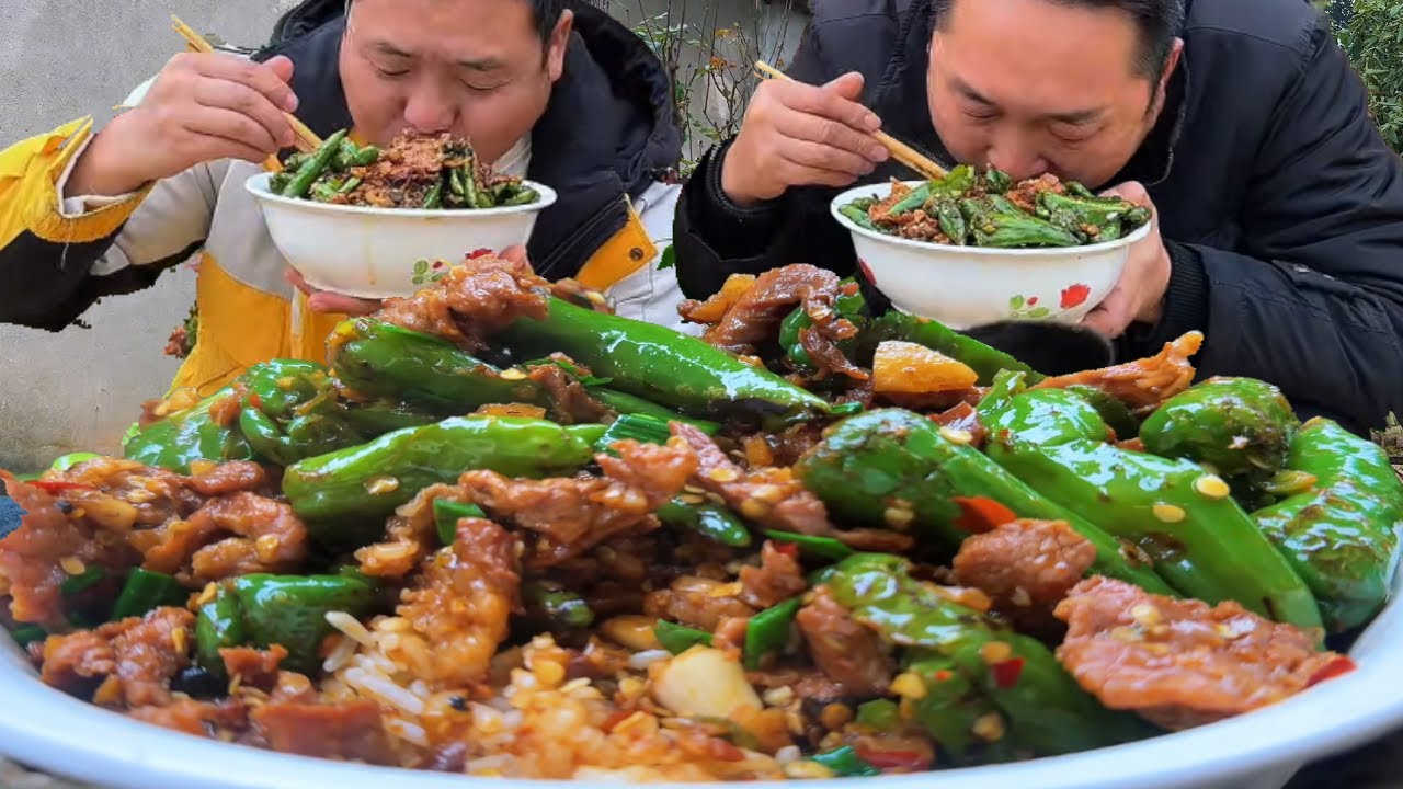 摘2斤辣椒，二弟做“辣椒炒肉”，辣得兄弟倆滿頭大汗連乾兩碗米飯【鐵鍋視頻】