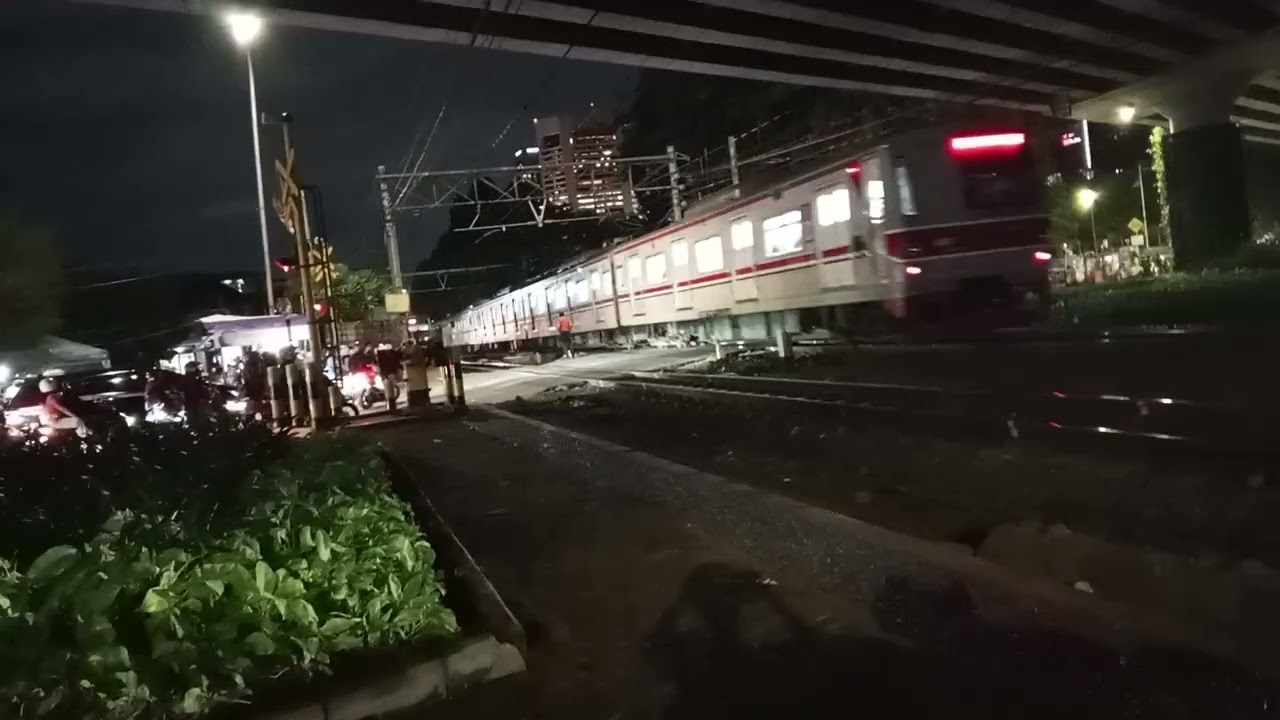 Dede Nazril nonton kereta commuter pas lagi liburan di jakarta 