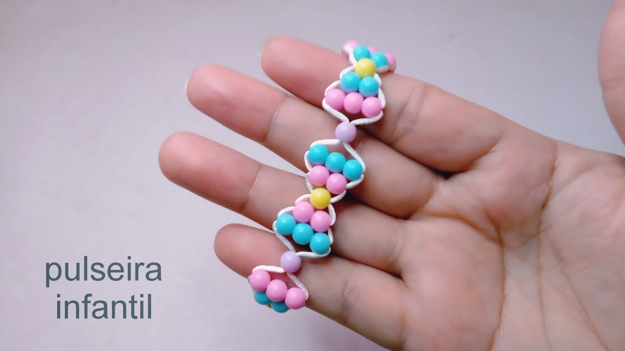 Pulseira infantil de miçangas com regulagem/passo a passo.
