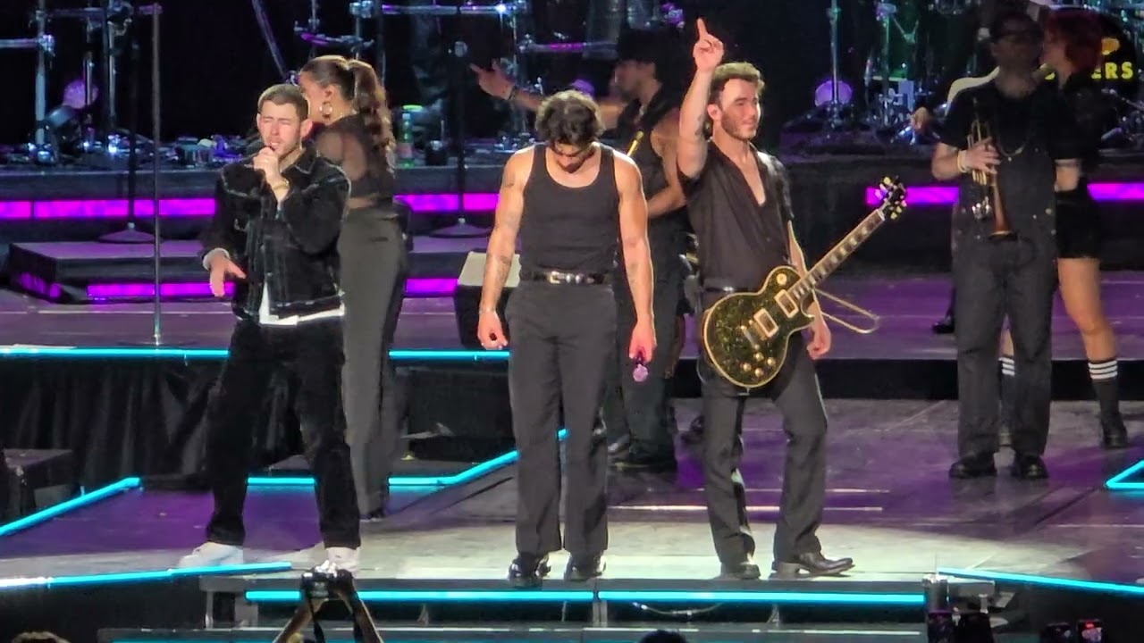 JONAS BROTHERS 