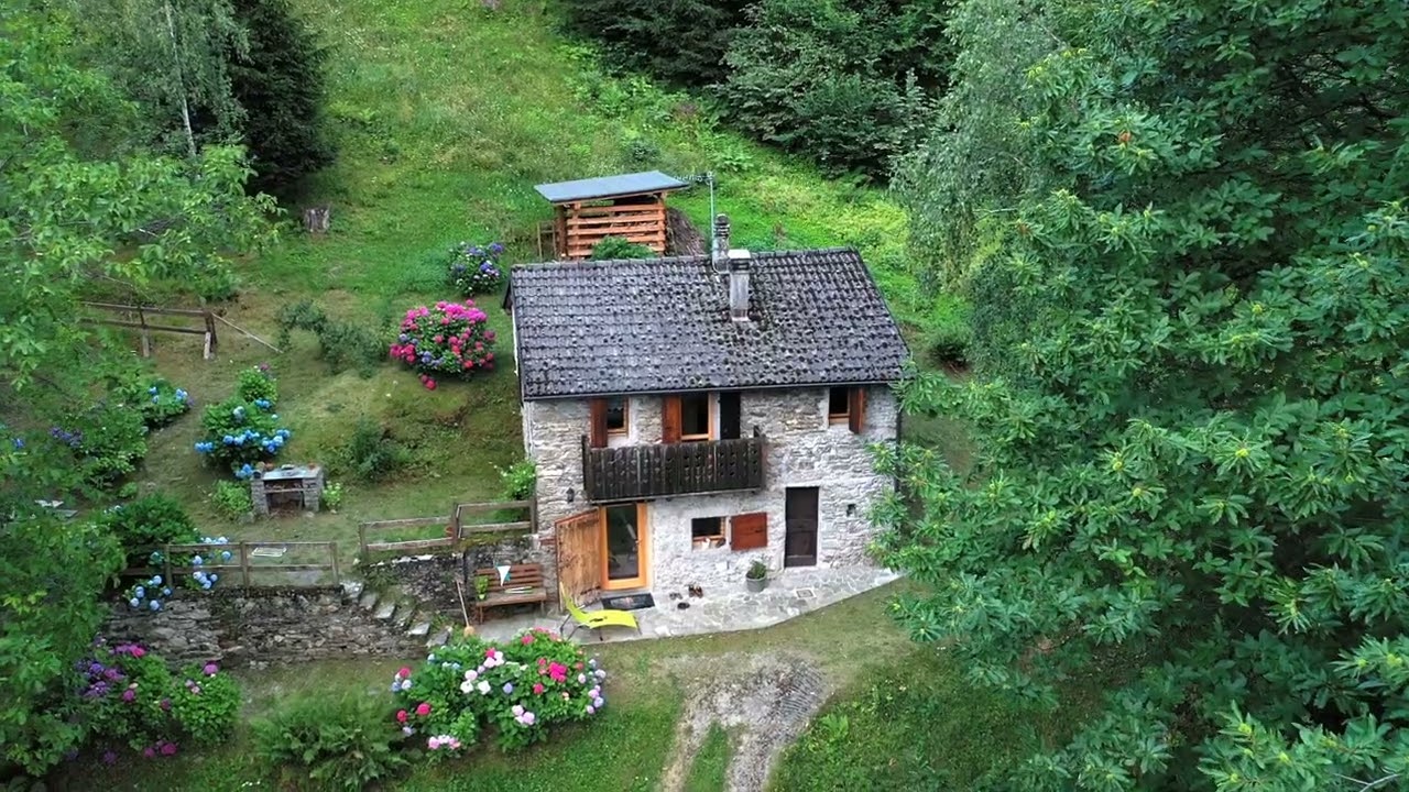 Estate in baita (A summer day in a mountain cabin)