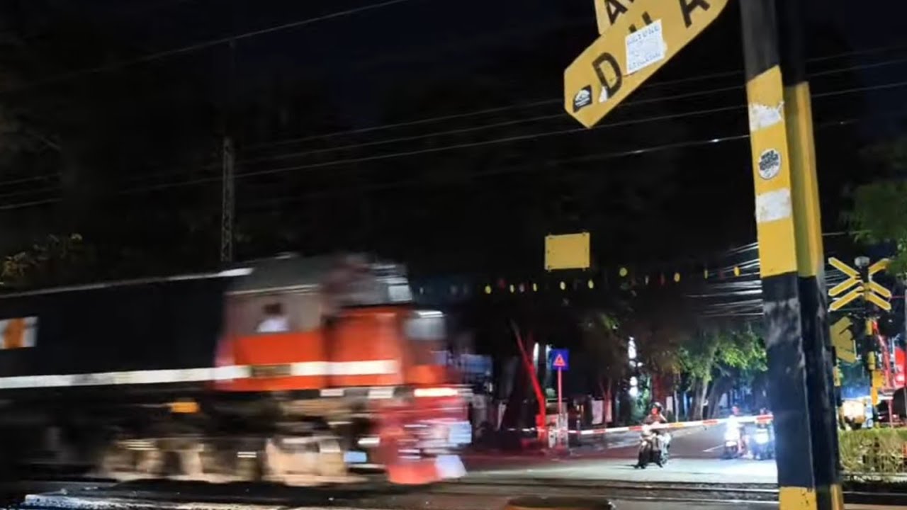 Sahur ON THE RAILROAD CROSSING ! NONTON KERETA API MALAM LAILATUL QADR DI JAKARTA,CC 206,KRL PERTAMA