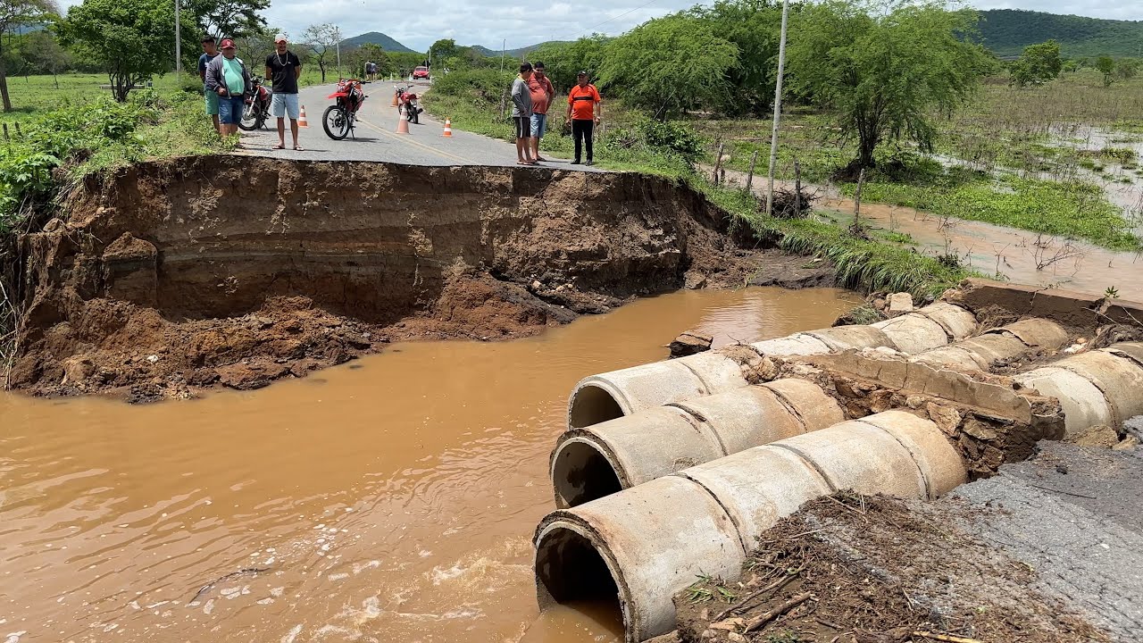Enorme cratera se abril na pb 109 entre tacima e riachao após fortes chuvas no curimataú paraibano 