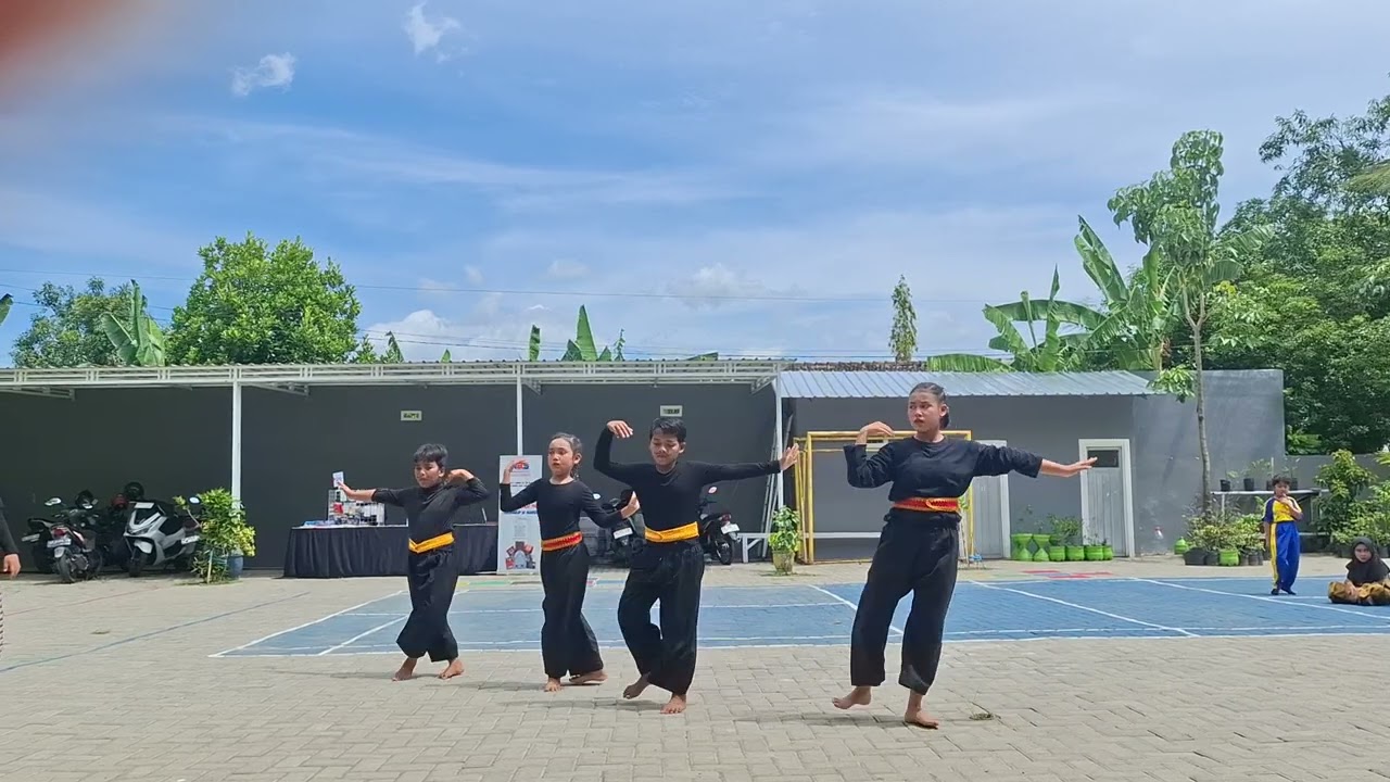 Tari Ksatria Kelas 5 Kelompok B SDN Rejomulyo