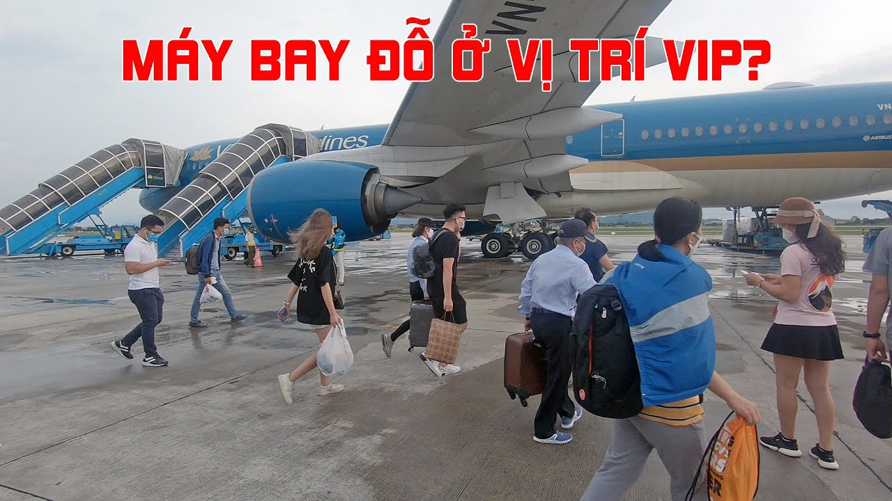 Ngắm Airbus A350 của Vietnam Airlines ở khoảng cách gần - lên máy bay bằng xe cầu thang.