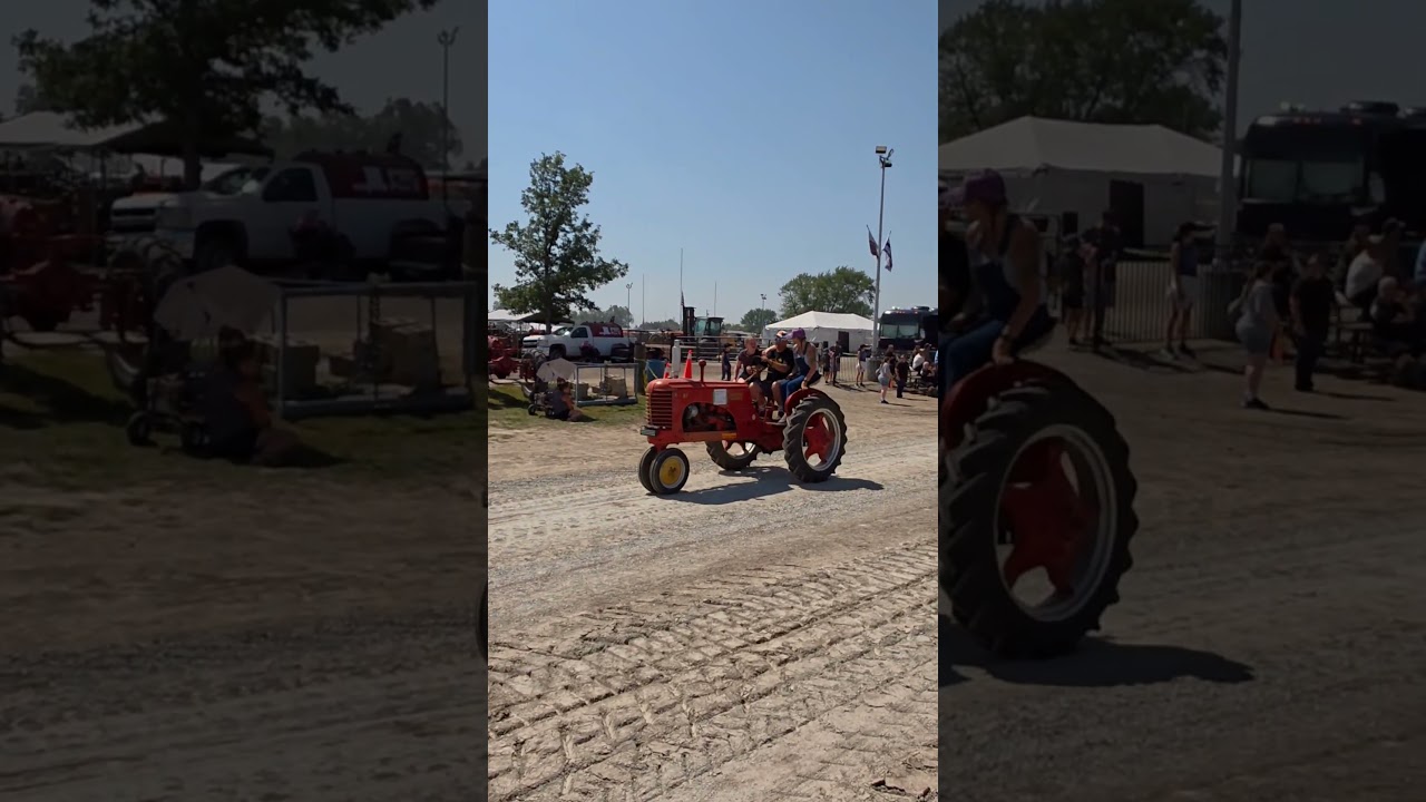 Farmall Super M i piękny Massey Harris na paradzie traktor&oacute;w #MarksManProMotions