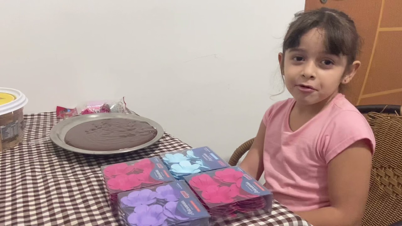 Ajudando a fazer os Docinhos ( Brigadeiro )
