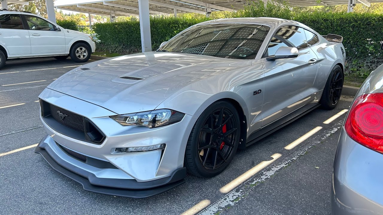 ТОЧКА ЗРЕНИЯ: КАК ВОДИТЬ 500-СИЛЬНЫЙ MUSTANG GT В СТАРШЕЙ ШКОЛЕ