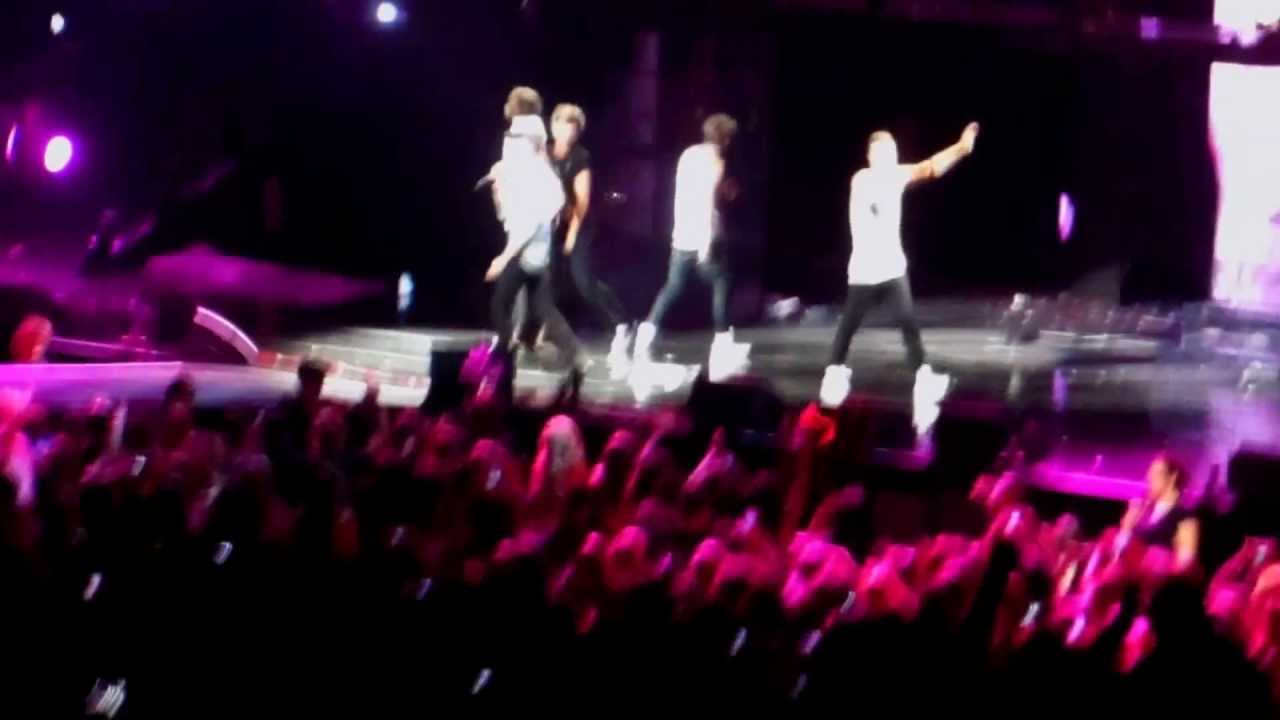 Harry Styles falling on stage, MUST SEE!