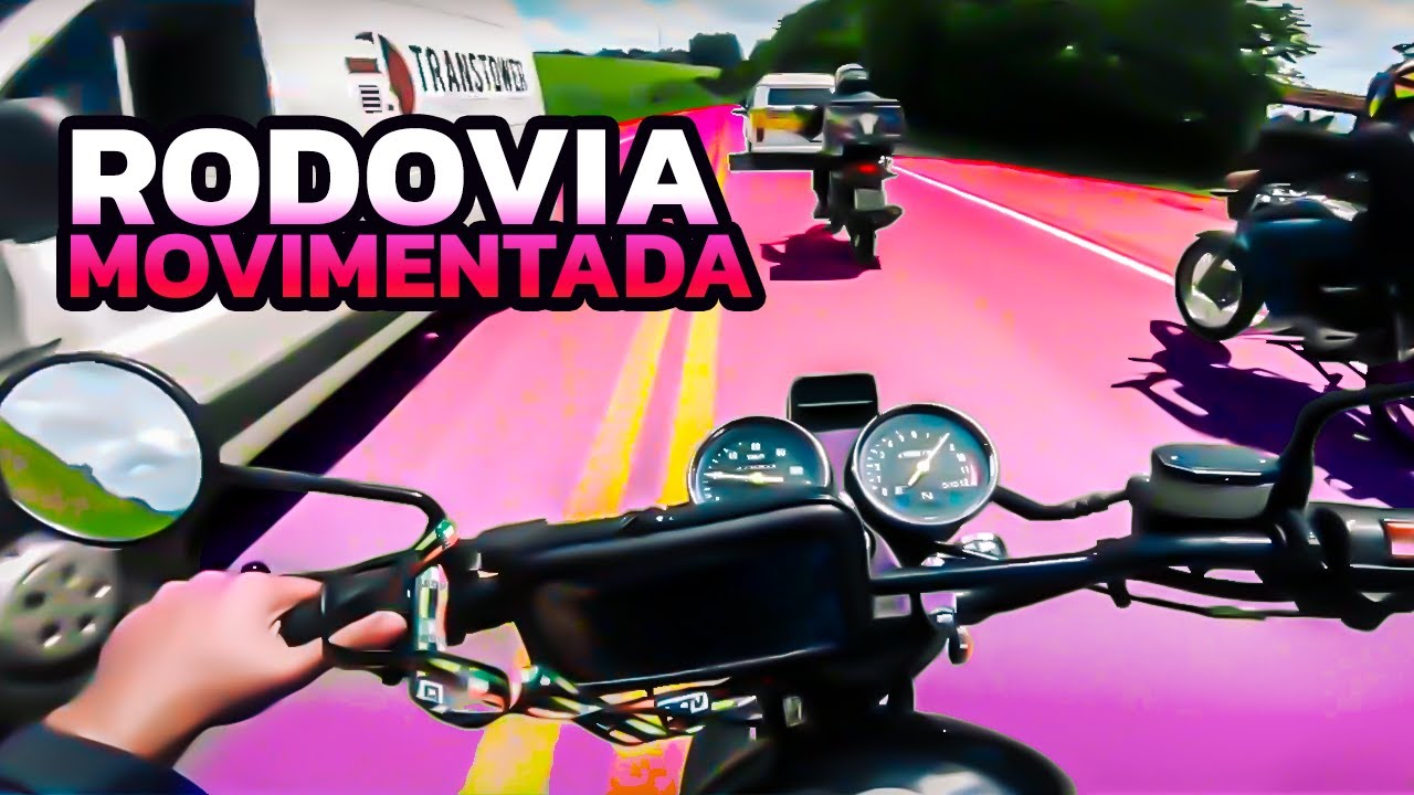 Intruder 125 em rodovia movimentada.