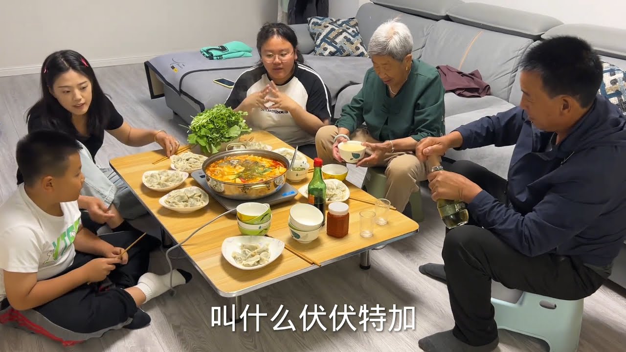 酸汤鱼配上水饺，二条全家齐聚市里过端午，老少满屋还是那么热闹
