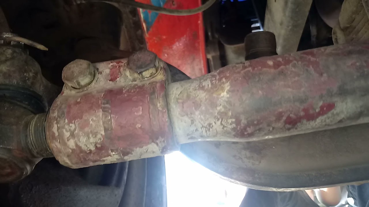 MB 1113 fazendo alinhamento das rodas dianteiras